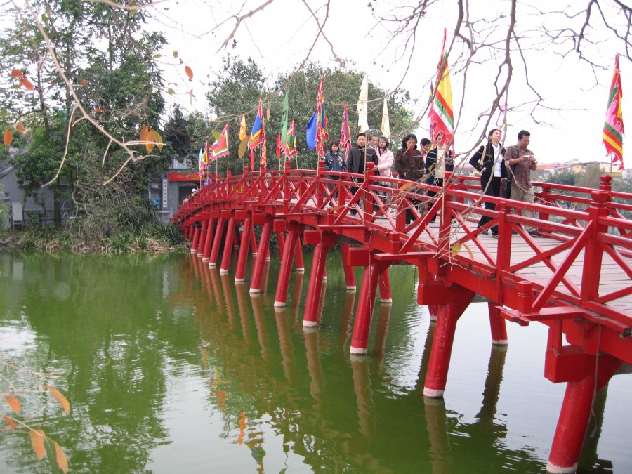 Красный мост к храму